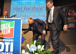 3 - Berlusconi raccoglie lo scalino dove è inciampato