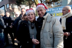 Natale: davanti scuola Rozzano bandiere Fdi e Liga Veneto