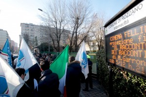 Natale: davanti scuola Rozzano bandiere Fdi e Liga Veneto