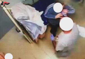 Un fermo immagine tratto da un video dei carabinieri mostra le violenze su un disabile da parte degli operatori dell'Aias di Decimomannu, Cagliari. Quattordici di loro sono stati sospesi dal servizio e indagati per maltrattamenti.