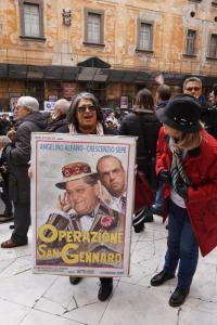 Protesta dei fedeli "Giù le mani da San Gennaro"