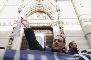 Protesta dei fedeli "Giù le mani da San Gennaro"