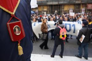 Protesta dei fedeli "Giù le mani da San Gennaro"