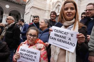 Protesta dei fedeli "Giù le mani da San Gennaro"