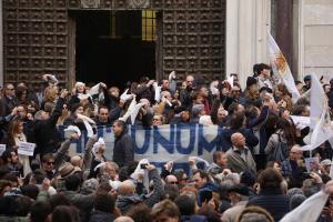 Protesta dei fedeli "Giù le mani da San Gennaro"