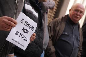 Protesta dei fedeli "Giù le mani da San Gennaro"