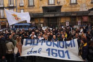 Protesta dei fedeli "Giù le mani da San Gennaro"