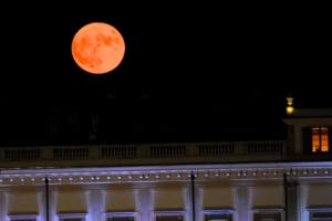 Un'altra suggestiva immagine della Superluna