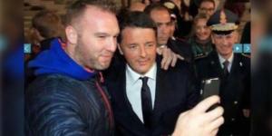 All'uscita della camera ardente di Tina Anselmi, Renzi si concede un selfie con un fan