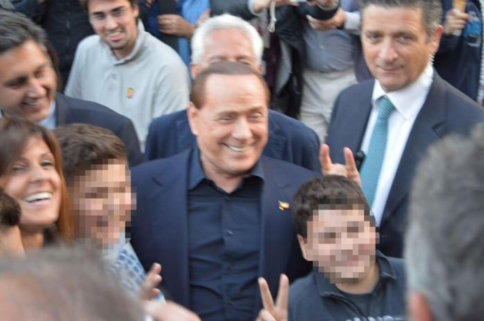 berlusconi selfie con corna facebook