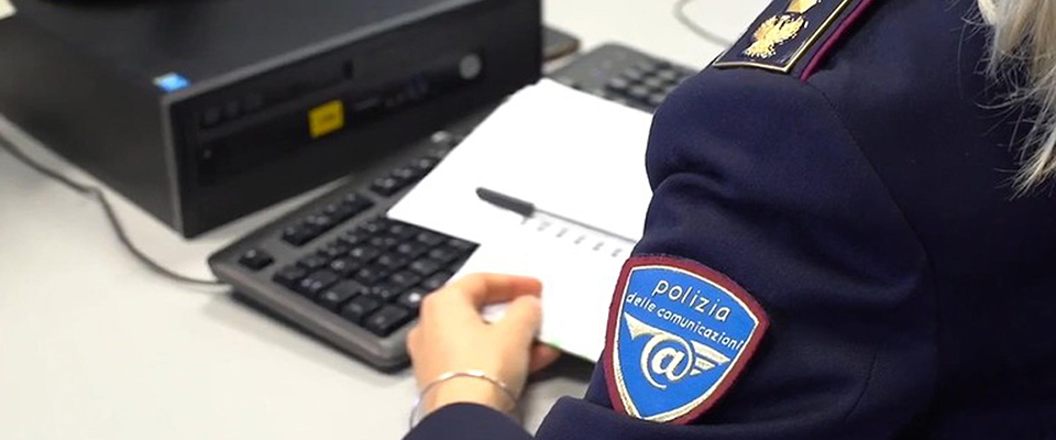 Un fermo immagine tratto da un video della polizia postale di Roma, 5 maggio 2021: Oggi è la Giornata nazionale contro pedofilia e pedopornografia.
Complice la pandemia che ha spostato ancor più sul web la vita
di tanti giovani, nel 2020 sono aumentati del 77% i reati online
a danno di bambini e ragazzi e nel 2021 il trend continua, con
incrementi pari al 70% dei casi trattati connessi con
pedopornografia e adescamento web: lo rileva la Polizia postale.
ANSA/POLIZIA EDITORIAL USE ONLY NO SALES