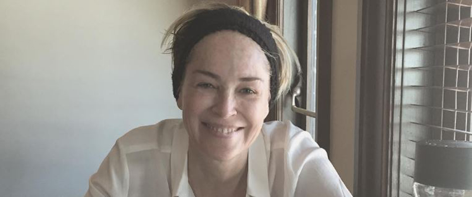 Sharon Stone si festeggia senza trucco né Photoshop: oggi è così (Foto)