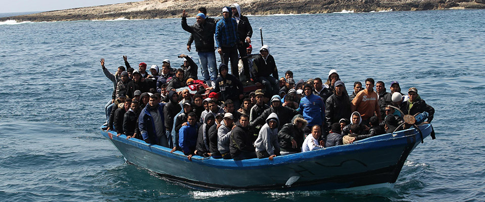 Un momento dello sbarco di clandestini immigrati nel porto dell’isola di Lampedusa accolti da soccorritori e forze dell’ordine oggi 26 marzo 2011.
ANSA FILIPPO VENEZIA