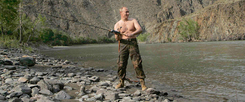 epa01091308 Russian President Vladimir Putin enjoys fishing on the Khemchik River in Republic of Tuva 15 August 2007.  EPA/DMITRY ASTAKHOV RIA NOVOSTI/KREMLIN POOL