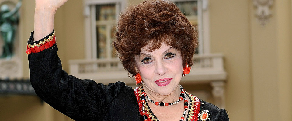 epa02469072 Italian actress Gina Lollobrigida poses during a photocall at the 10th Monte-Carlo Film Festival de la Comedie, in Monte-Carlo, Monaco, 27 November 2010.  EPA/ETTORE FERRARI