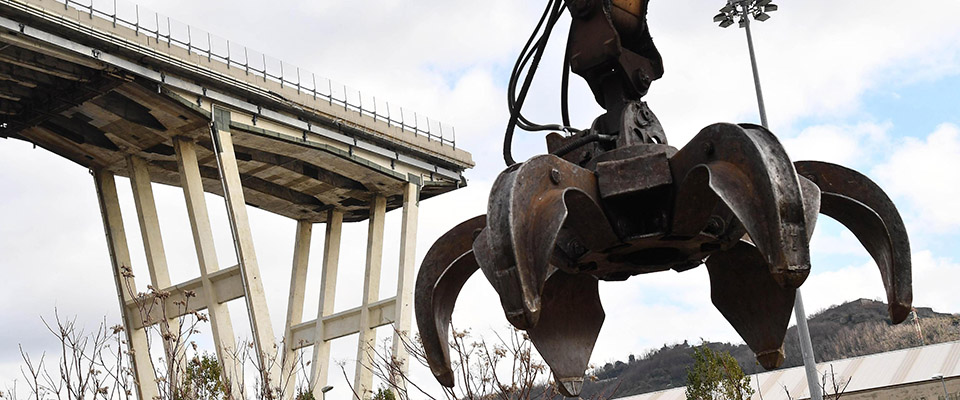 Una veduta del moncone ovest del ponte Morandi che verra smontato per primo durante le fasi della demolizione, Genova, 18 dicembre 2018. ANSA/LUCA ZENNARO