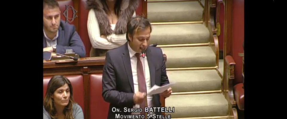 Parla il deputato dei 5S, Sgarbi si addormenta in aula: «Dormivo sereno…»