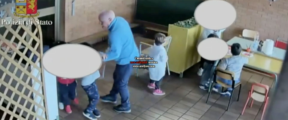 Cerignola, schiaffi e morsi ai bimbi della scuola d’infanzia: maestro in manette (video)