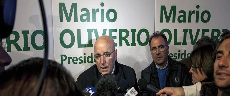 I festeggiamenti di Mario Oliverio, dopo il successo alle elezioni regionali della Calabria. ANSAFRANCESCO ARENA