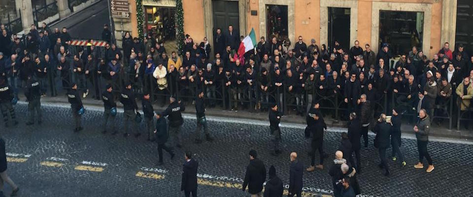 Manovra, gli Ncc con i gilet gialli fanno esplodere petardi davanti alla Camera