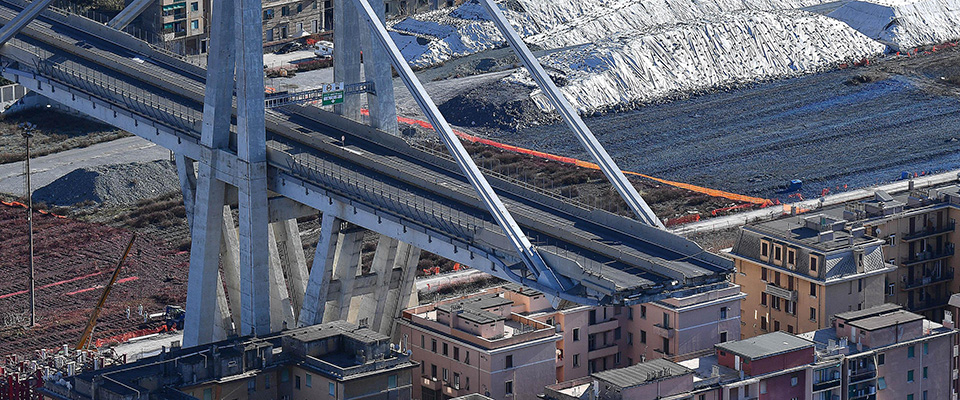 Una veduta aerea del moncone Est di ponte Morandi e delle case di via Porro, dall’elicottero della sezione aerea della Guardia di Finanza di Genova, 29 gennaio 2019. 
ANSA/LUCA ZENNARO