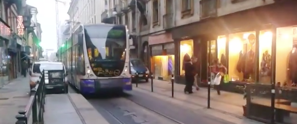 Immigrato fuma sul tram: un autista lo richiama. E viene pestato a sangue