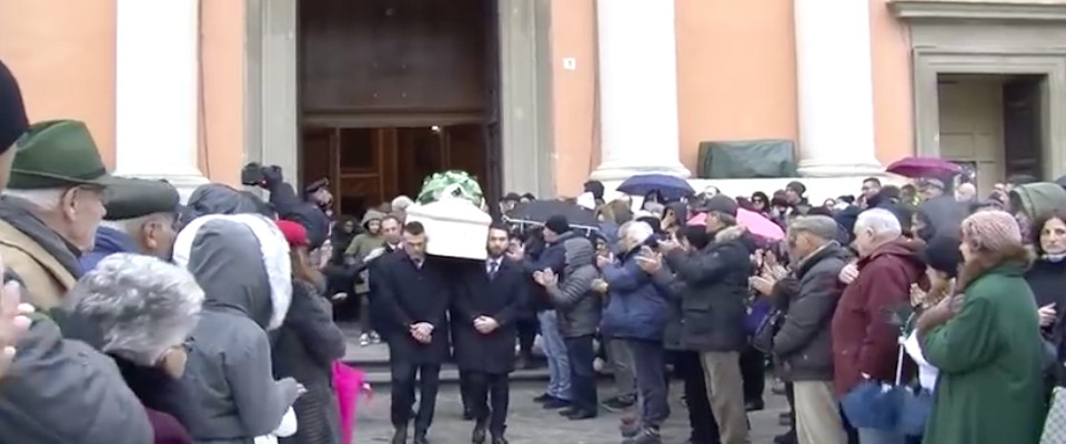 Lanterna azzurra, il saluto dei figli ai funerali di Eleonora: “Mamma, ti vogliamo bene” (video)