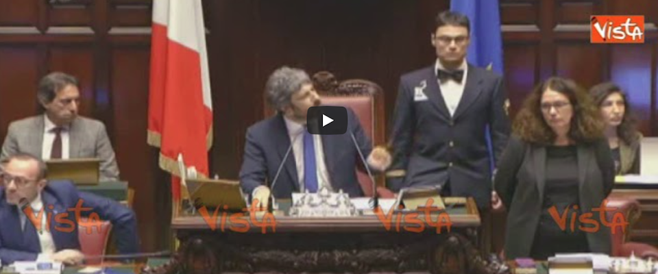 Manovra, Bagarre In Aula: Urla, Bandiere E Rissa Con I Commessi (video ...