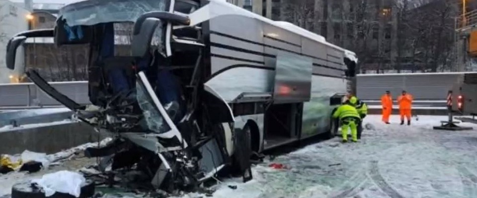 Pullman partito da Genova, diretto a Düsseldorf, si schianta contro un muro: 1 morto, 44 feriti