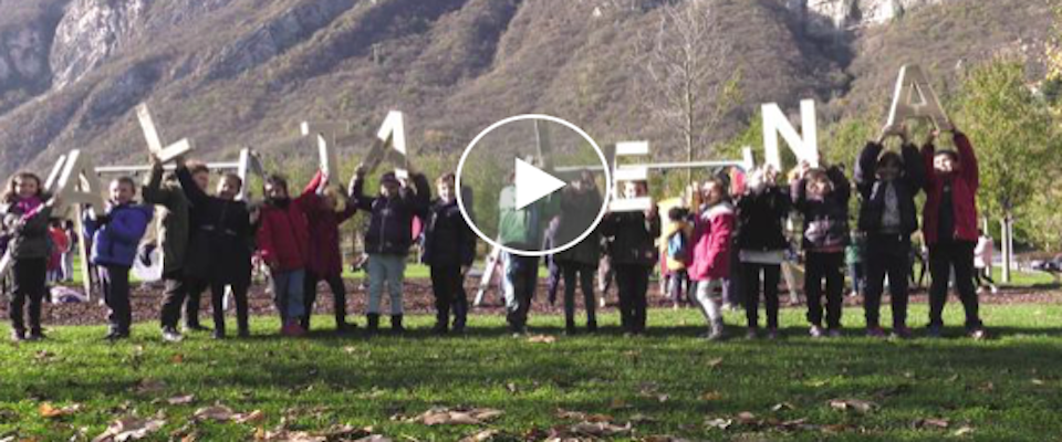 Trento, polemiche sulle altalene occupate dagli stranieri. Bimbi “convinti” a cantare l’inno anti-razzista (video)