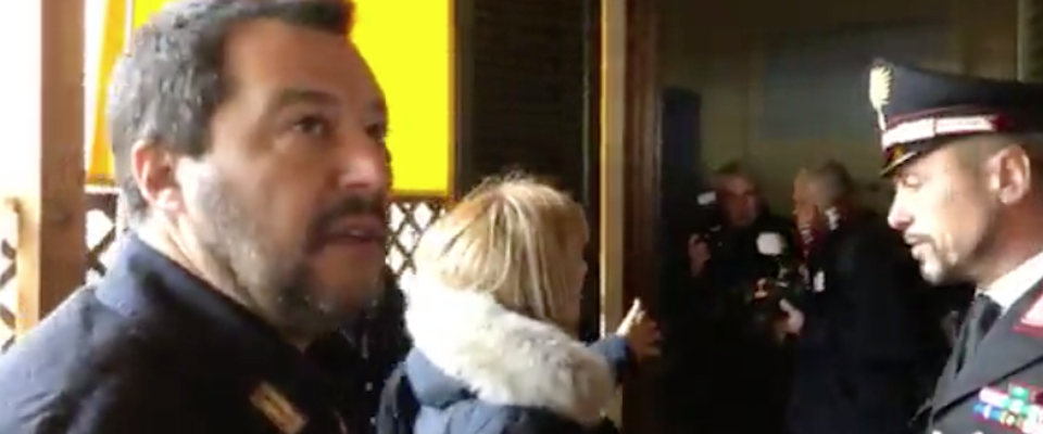 Il fuorionda di Salvini: «Stammi attaccato alle chiappe, come la tasca dei pantaloni» (video)