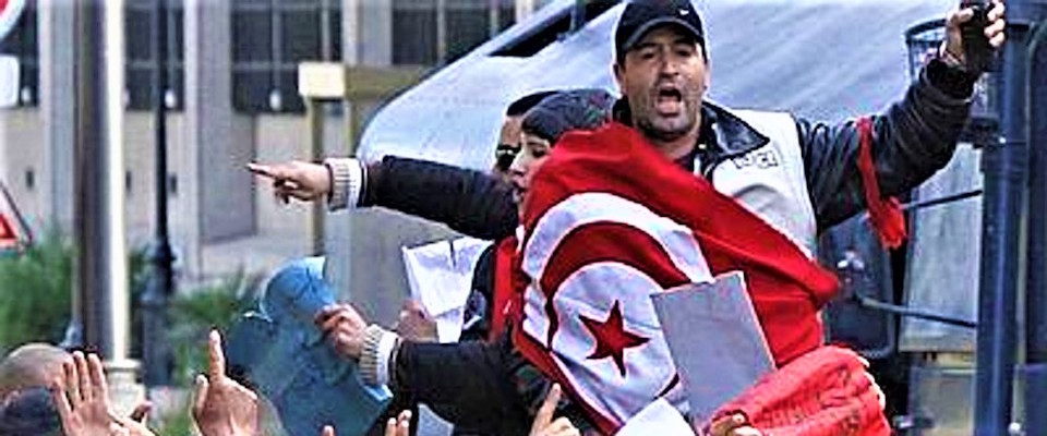 Tunisia, protesta dei gilet bianchi: gli insegnanti chiedono aumenti salariali