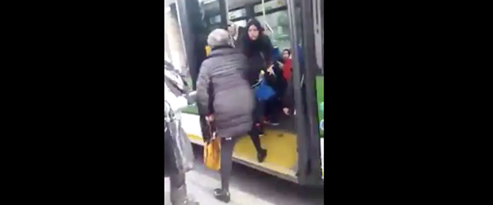 «Ti do una sberla che vedi»! Tensione alle stelle sul bus: un’anziana schiaffeggia una donna col velo