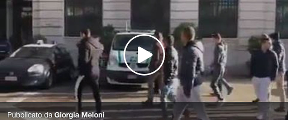 Vogliono le case con la violenza, assalto Sinti al Municipio di Gallarate: la Meloni posta il video