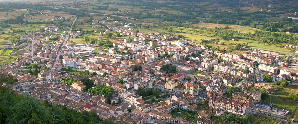 Barista rumena ubriaca picchia la figlia e la fa vagare in pigiama per le strade