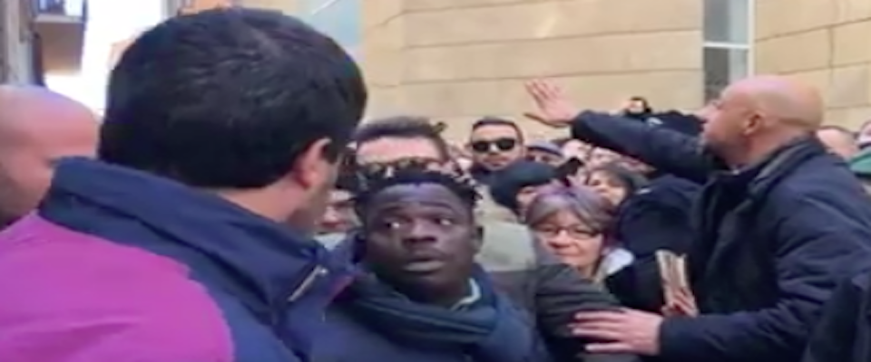 Salvini caccia via l’ambulante? Non è vero, un video smaschera le false ricostruzioni dell’episodio (video)