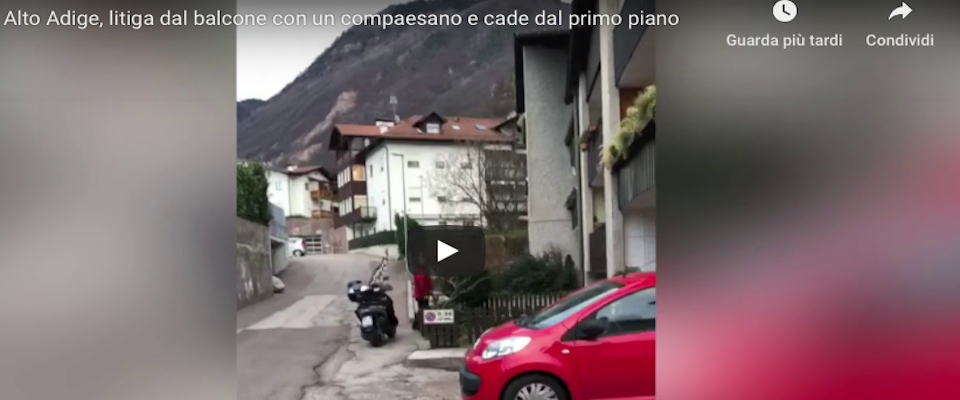 Litiga con un uomo in strada e precipita dal balcone: il video ripreso da un passante è virale (Video)