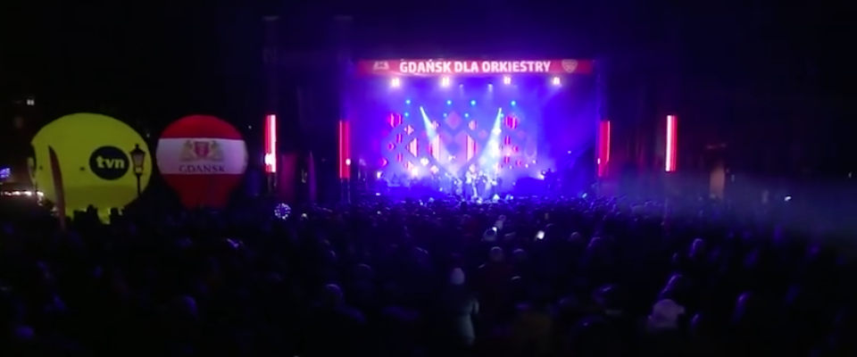 Il sindaco di Danzica accoltellato a morte a un concerto, l’aggressore si vanta sul palco (video)