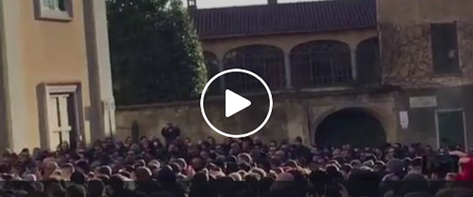 Ultrà da tutta Italia ai funerali di Belardinelli. Deluso chi era a caccia di saluti romani (video)