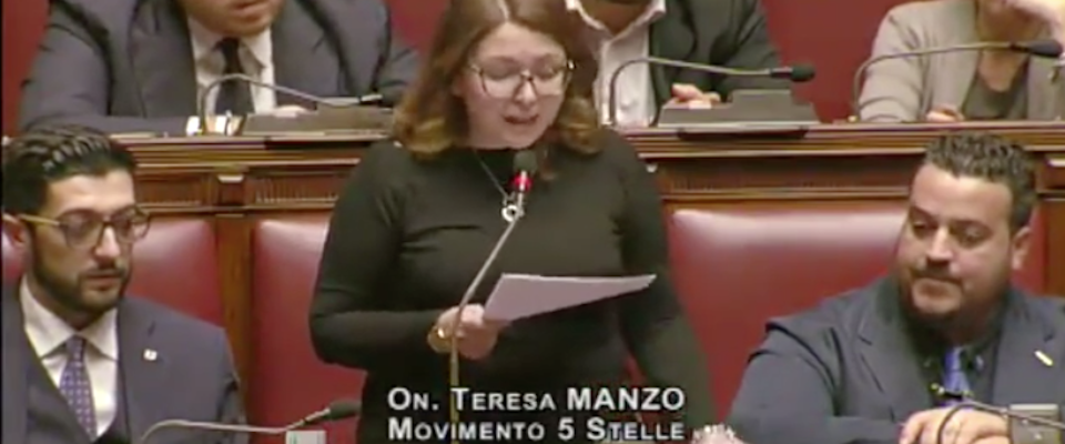 È record! 4 strafalcioni in 1 minuto nell’irresistibile intervento della Manzo (M5S) in Aula. Ecco che dice (Video)