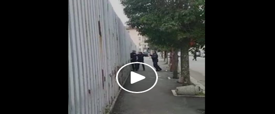 Campobasso, le immagini choc fuori dal carcere: pistola puntata alla testa del detenuto (video)