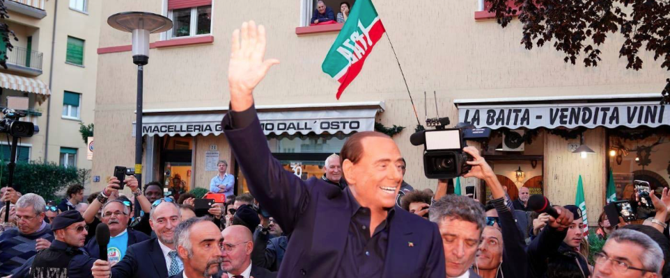 Berlusconi chiama a raccolta i gilet azzurri: “Il 26 gennaio gazebo in tutta Italia”