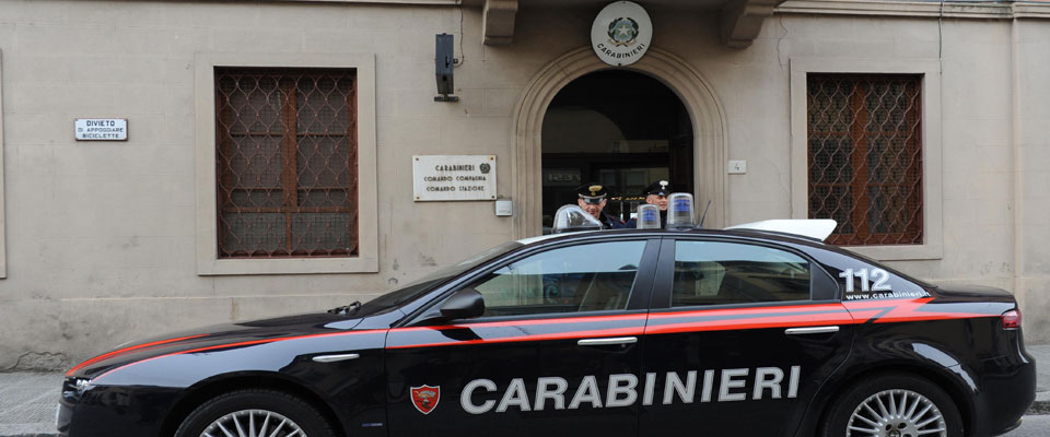 Arezzo, 11 ragazzi aggrediscono un papà a spasso con la figlioletta e lo mandano all’ospedale