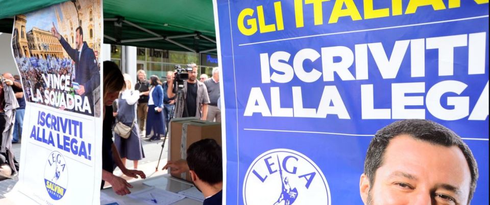 Decreto sicurezza, gli anarchici attaccano il gazebo della Lega a Trento. Salvini: «Nazisti rossi»