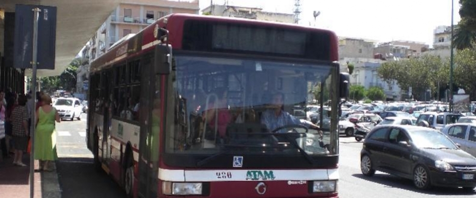 Terrore a bordo, un marocchino con la pistola in pugno semina il panico sul bus