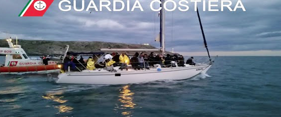 Migranti, tregua nel governo ma gli sbarchi riprendono. Ora arrivano in barca a vela…