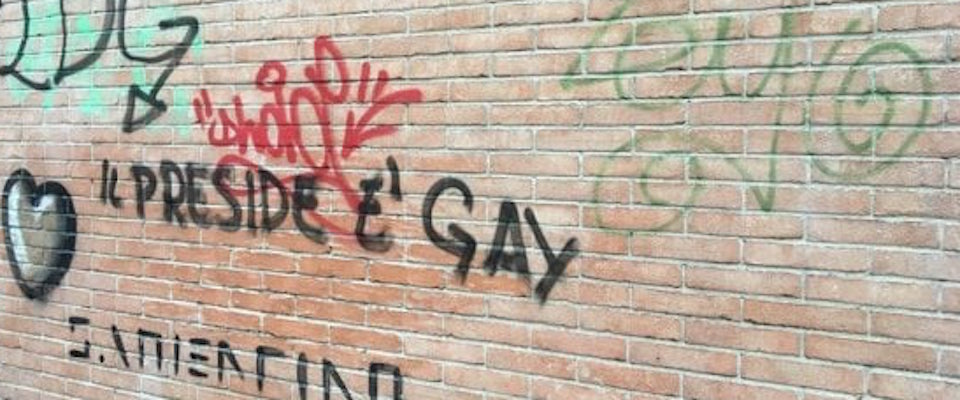 “Il preside è gay”. E lui non cancella la scritta sul muro. Per l’Arcigay è un eroe