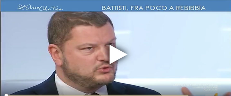 La sinistra processa Salvini per la frase: “Battisti deve marcire in galera” (video)