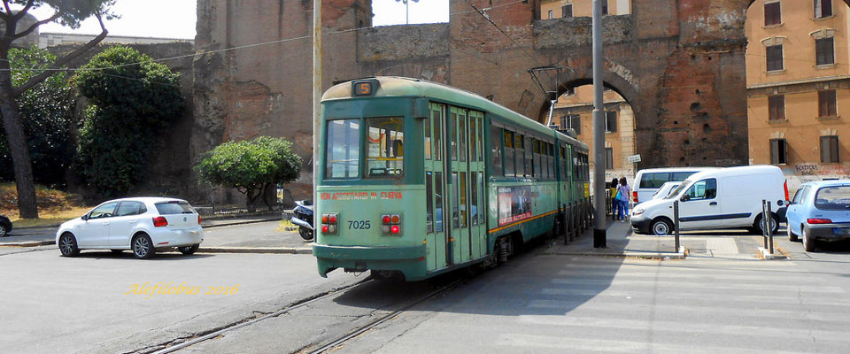 Roma, nigeriano a bordo del tram a Porta Maggiore con lo zaino pieno di marijuana