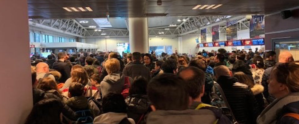 Roma, incendio all’aeroporto di Ciampino: evacuati i passeggeri. Stop ai voli